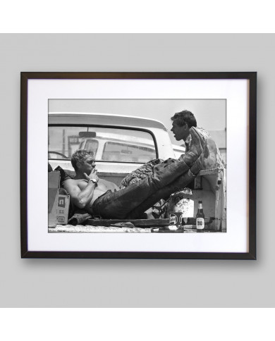 Steve Mcqueen y Bud Ekins en una pausa durante una carrera de motos, 1963