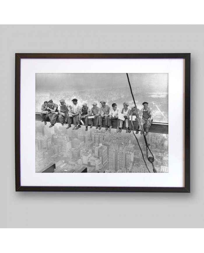 Trabajadores de la construcción descansando en una viga de acero, Manhattan