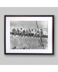 Trabajadores de la construcción descansando en una viga de acero, Manhattan