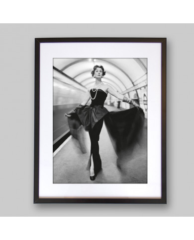 Barbara Goalen con vestido de noche del diseñador John Cavanagh, estación de Covent Garden, Londres, 1954 Barbara Goalen con vestido de noche del diseñador John Cavanagh, estación de Covent Garden, Londres, 1954
