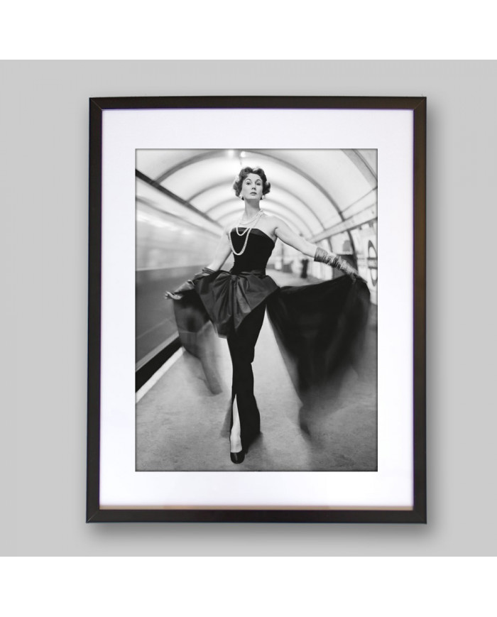 Barbara Goalen con vestido de noche del diseñador John Cavanagh, estación de Covent Garden, Londres, 1954