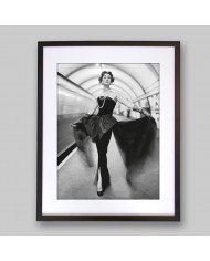 Barbara Goalen con vestido de noche del diseñador John Cavanagh, estación de Covent Garden, Londres, 1954