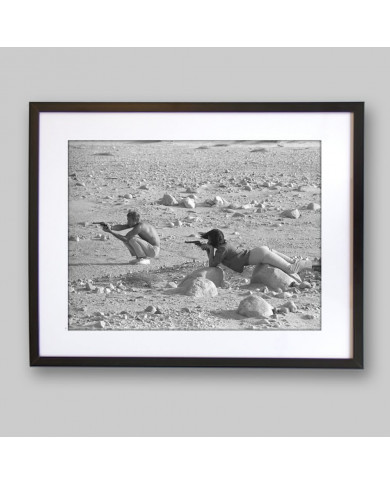 Steve Mcqueen y Neilie Adams, practicando en el desierto de California, 1963 Steve Mcqueen y Neilie Adams, practicando en el desierto de California, 1963