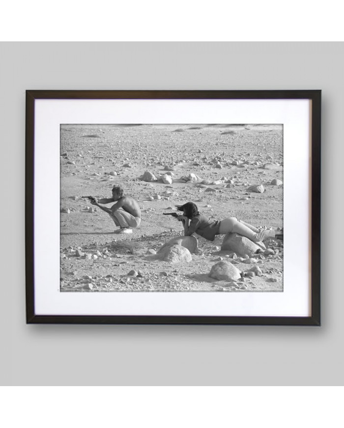 Steve Mcqueen y Neilie Adams, practicando en el desierto de California, 1963