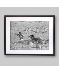 Steve Mcqueen y Neilie Adams, practicando en el desierto de California, 1963