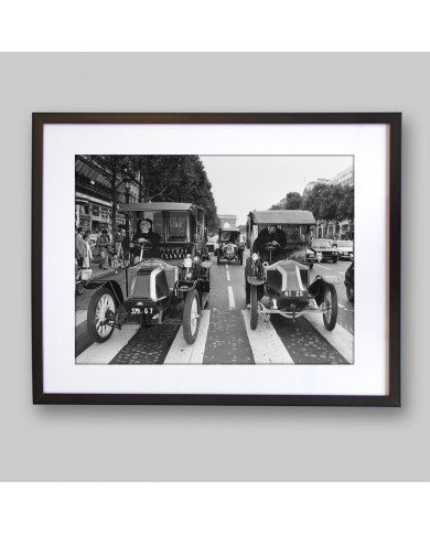 Taxis de 1940, circulando por Champes Elysees, París, 1985 Taxis de 1940, circulando por Champes Elysees, París, 1985