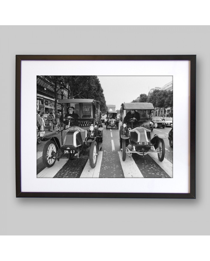 Taxis de 1940, circulando por Champes Elysees, París, 1985