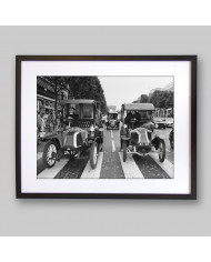 Taxis de 1940, circulando por Champes Elysees, París, 1985
