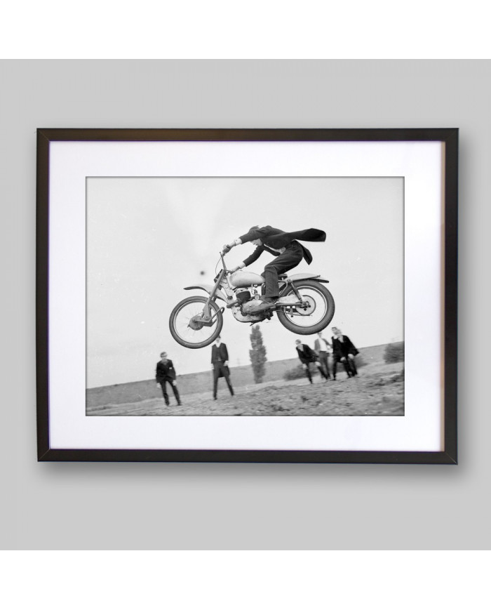 Alumnos de Eaton con moto off road Enduro