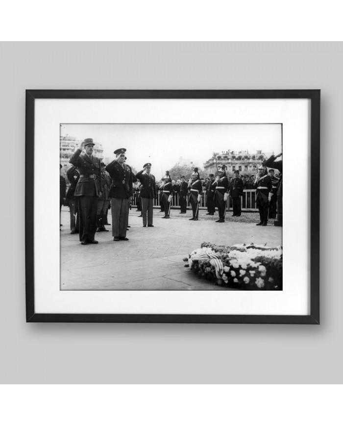 De Gaulle y Eisenhower en la ceremonia a  soldados y partisanos caídos, París, 1945