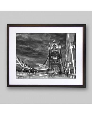 Tráfico en el puente de la Torre, Londres, Gran Bretaña Tráfico en el puente de la Torre, Londres, Gran Bretaña