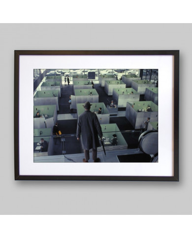 Jacques Tati como Monsieur Hulot contemplando el laberinto de oficinas en la nueva París Jacques Tati como Monsieur Hulot contemplando el laberinto de oficinas en la nueva París
