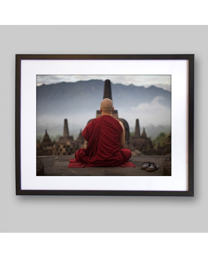 Monje mediando en Borobudur, Indonesia