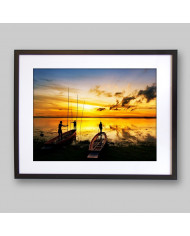 Puesta de sol junto a pescadores, Indonesia