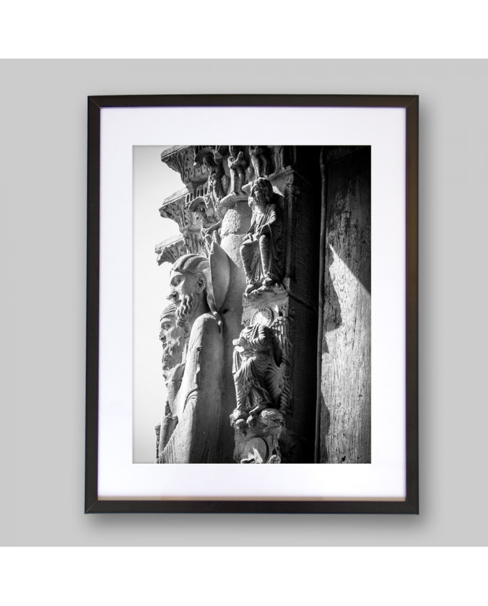 Figuras de un capitel de la Catedral de Santiago de Compostela, España