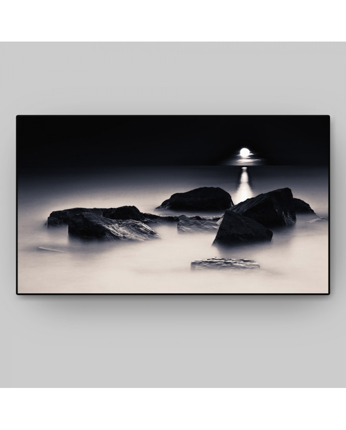 Claro de luna sobre las rocas