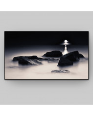 Claro de luna sobre las rocas