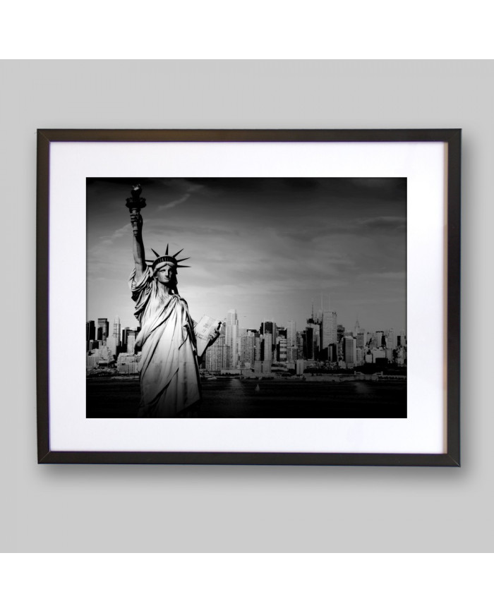 Estatua de la Libertad junto a Manhattan, Nueva York