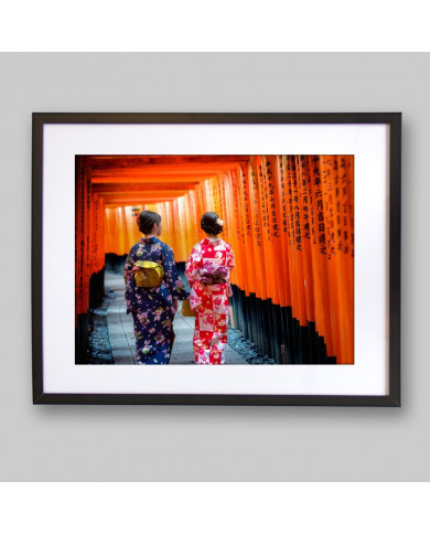 Geishas en la puerta Tori, Fushimi Inari Shrine, Kyoto Geishas en la puerta Tori, Fushimi Inari Shrine, Kyoto