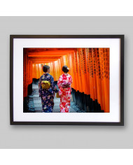 Geishas en la puerta Tori, Fushimi Inari Shrine, Kyoto