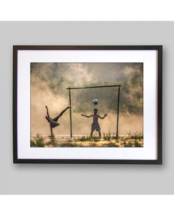 Niños jungando a fútbol, Camboya