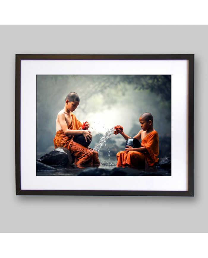 Niños monjes budistas limpiando utensilios de comida