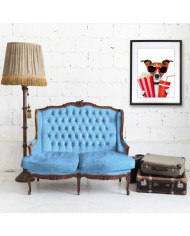 Perro afrancesado viendo una película